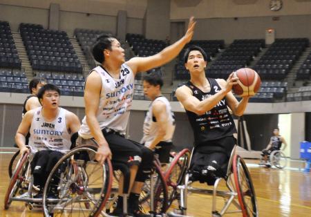 　車いすバスケットボール男子日本代表の強化合宿でプレーする鳥海連志（右）＝千葉ポートアリーナ