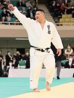 　初優勝を果たしガッツポーズする斉藤立（代表撮影）