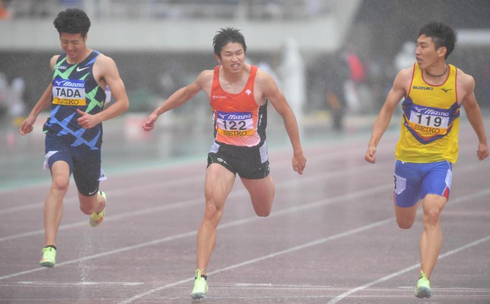 　男子１００メートル予選で５着の多田修平（左）＝撮影・北村雅宏