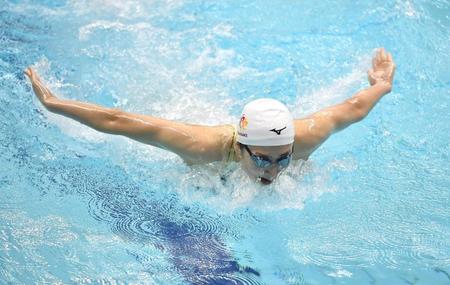 　女子１００ｍバタフライ予選を泳ぐ池江璃花子（撮影・伊藤笙子）