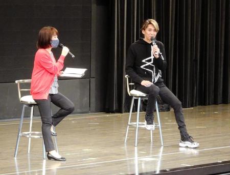 　トークショーに参加した森且行（右）