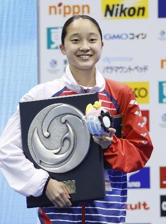 　女子２００メートル背泳ぎで初優勝し、表彰式で笑顔の成田実生＝横浜国際プール