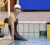 　女子１００ｍバタフライ予選を終え、タイムを確認する池江璃花子（撮影・伊藤笙子）