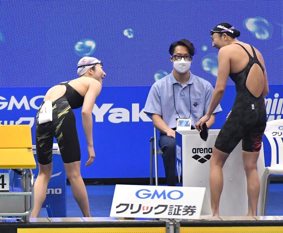 　女子１００ｍバタフライ予選を終え、相馬あい（右）と談笑する池江璃花子（撮影・伊藤笙子）