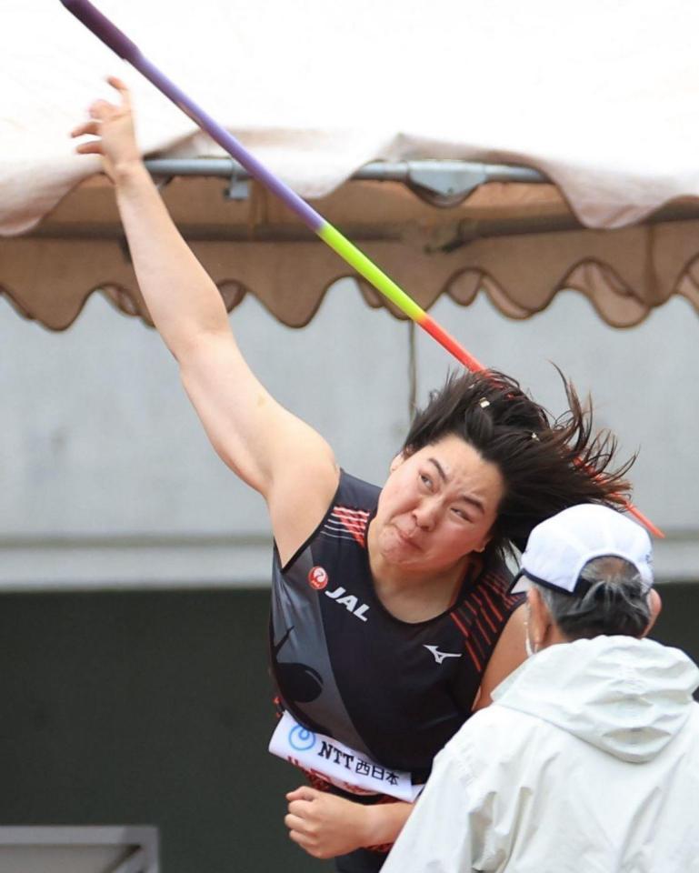 　女子やり投げ決勝で、６１メートル２０で優勝した北口榛花（撮影・吉田敦史）