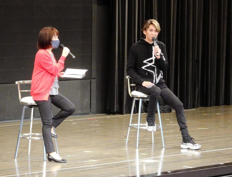 　トークショーに参加した森且行（右）