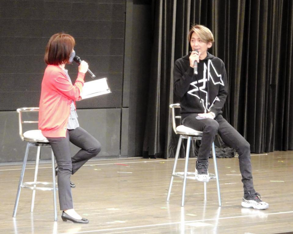 　トークショーに参加した森且行（右）