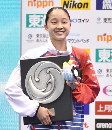 　女子２００ｍ背泳ぎ決勝で優勝した成田実生