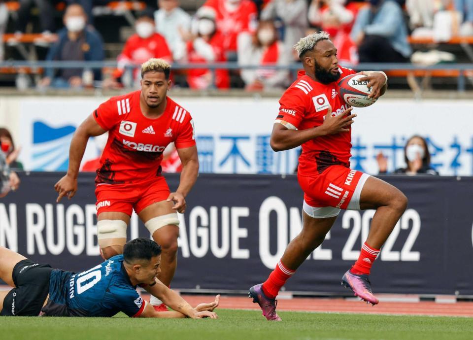 　前半、抜け出す神戸・アム（右）。そのままトライを決める