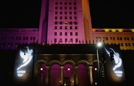 　２０２８年の夏季五輪開催記念のライトアップで、公式エンブレムが映し出されたロサンゼルス市役所＝２０１７年（共同）