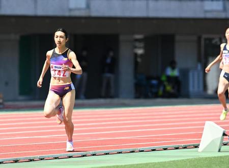 　８００ｍで２位以下に大差をつけて独走する田中希実（撮影・高石航平）