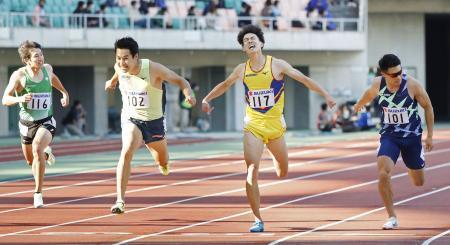 　男子２００メートル決勝　２０秒３４で優勝した飯塚翔太（左から２人目）。右端は４位の小池祐貴＝静岡スタジアム