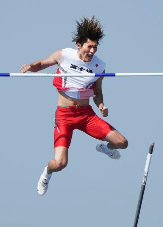 江島が男子棒高跳び優勝水戸招待陸上