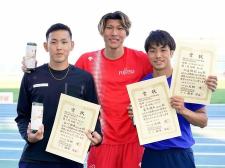 　男子棒高跳びで優勝し、表彰式で笑顔の江島雅紀（中央）