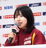 記者会見する小林成美＝６日、国立競技場（日本陸連提供）