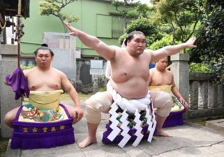 　野見宿禰神社で奉納土俵入りを行う横綱照ノ富士。左は照強、右は翠富士（日本相撲協会提供）