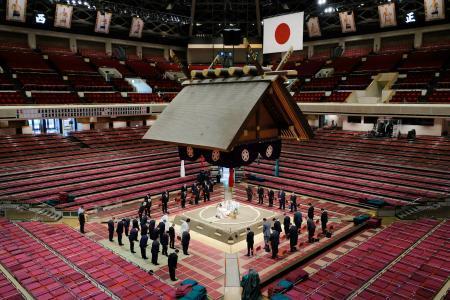 　大相撲夏場所初日を翌日に控え、東京・両国国技館で営まれた土俵祭り＝７日午前