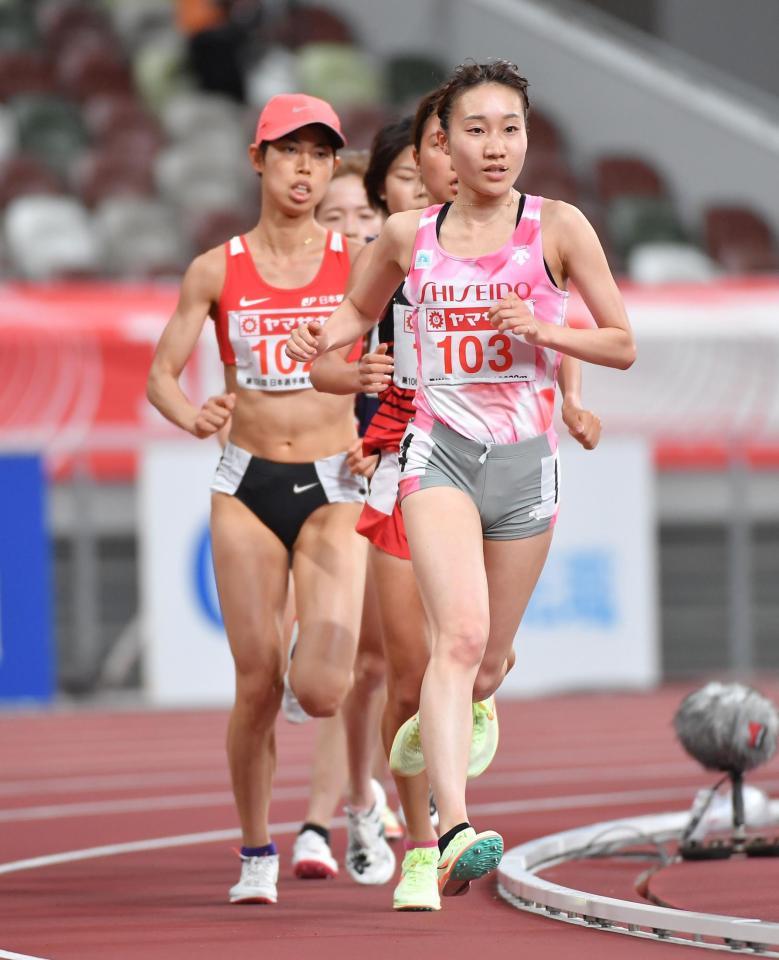 　女子１００００ｍ決勝で序盤から先頭を引っ張る資生堂・五島莉乃（右）とついていくＪＰ日本郵政Ｇ・広中璃梨佳（撮影・伊藤笙子）