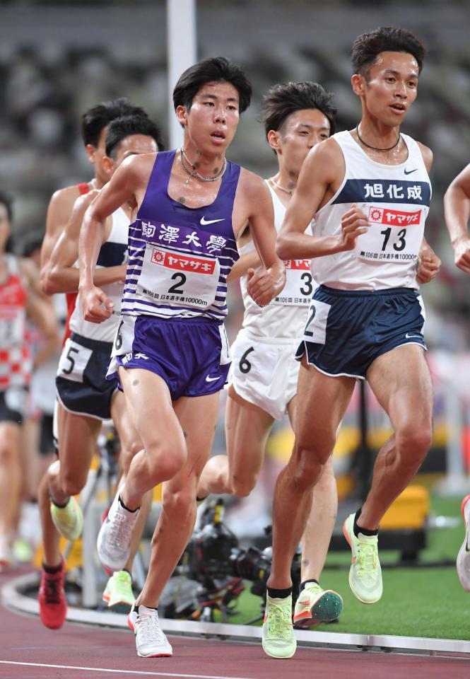 　１００００ｍ決勝を走る駒大・田沢廉（左）と旭化成・相沢晃（撮影・伊藤笙子）