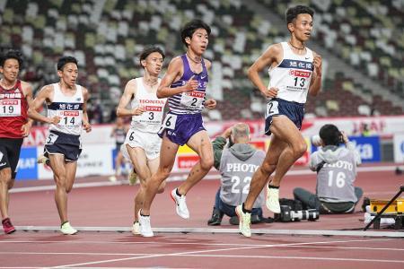 　７日、国立競技場で行われた陸上日本選手権男子１万メートル（タイムレース）で力走する相沢晃選手（１３）ら
