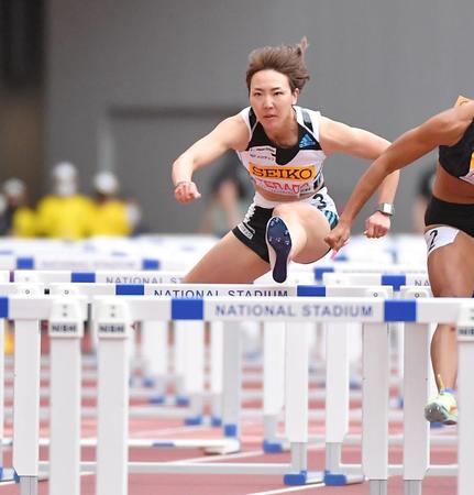 女子１００ｍハードルを走る寺田明日香（撮影・伊藤笙子）