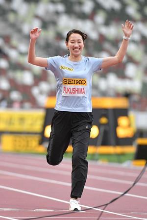 　引退セレモニーでトラックを走った福島千里さん（撮影・伊藤笙子）