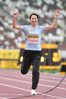 　引退セレモニーでトラックを走った福島千里さん（撮影・伊藤笙子）