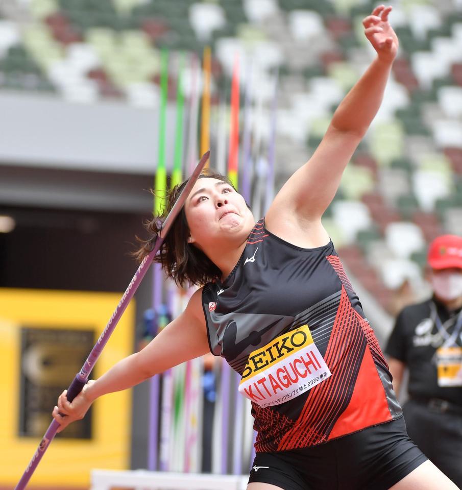 　女子やり投げ決勝、やりを投げる北口榛花（撮影・伊藤笙子）