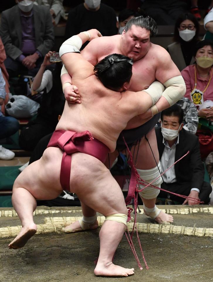 大栄翔（手前）に押し出しで敗れた照ノ富士（撮影・佐々木彰尚）