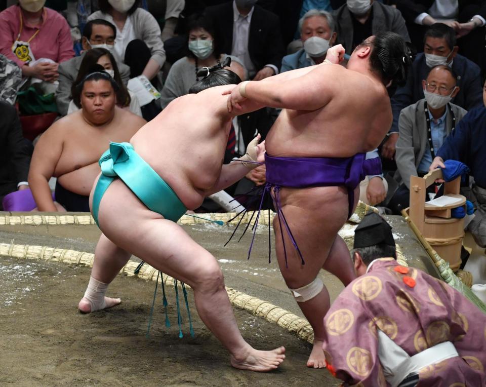 　琴ノ若（左）の押し出しで敗れた貴景勝（撮影・佐々木彰尚）