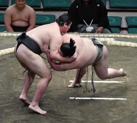 羽出山（左）に首ひねりで敗れた朝阪神＝両国国技館（撮影・佐々木彰尚）