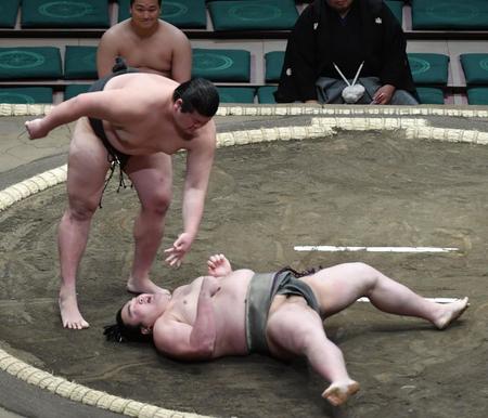 羽出山（上）に敗れた朝阪神＝両国国技館（撮影・佐々木彰尚）