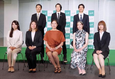 　表彰式に臨んだ冨田せな（前列左から２人目）と竹内智香（同中央）ら