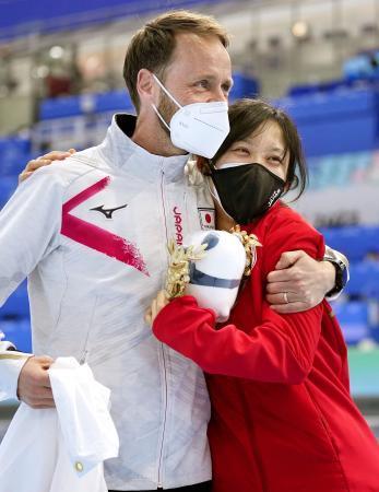 　２月、北京冬季五輪のスピードスケート女子１０００メートルで金メダルを獲得した高木美帆（右）とヨハン・デビット・コーチ（共同）