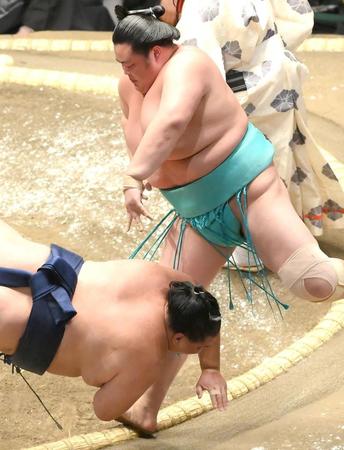 　琴ノ若が突き落としで御嶽海を破る（撮影・堀内翔）