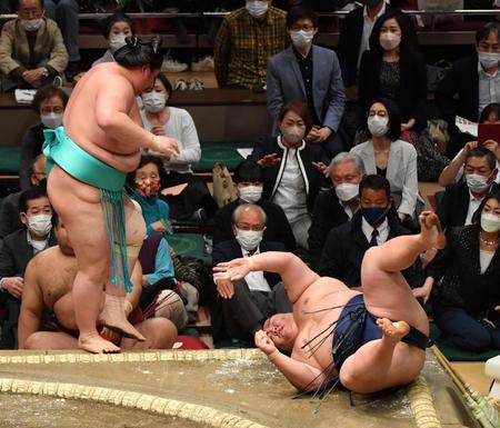 　琴ノ若（左）の突き落としで敗れた御嶽海（撮影・佐々木彰尚）