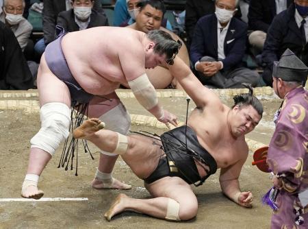 　照ノ富士（左）が切り返しで霧馬山を下す＝両国国技館