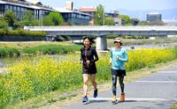 　鴨川沿いをジョギングする小林祐梨子さん（左）と福士加代子さん※ジョギング撮影時のみマスクを外して撮影しています（撮影・北村雅宏）