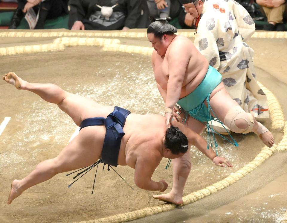 　突き落としで御嶽海（左）を破る琴ノ若（撮影・堀内翔）