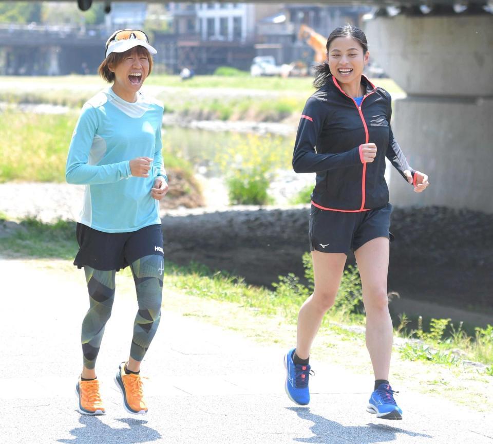 　笑顔で鴨川沿いをジョギングする福士加代子さん（左）と小林祐梨子さん※ジョギング撮影時のみマスクを外して撮影しています（撮影・北村雅宏）