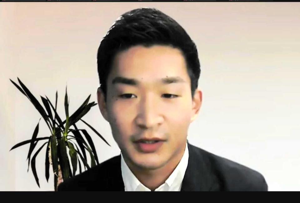 　オンラインで会見した荒賀龍太郎