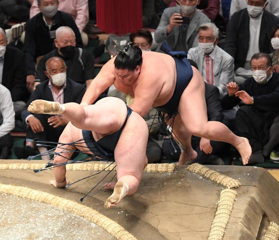 　御嶽海を押し出しで下す玉鷲（撮影・金田祐二）