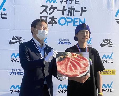 　日本オープンで優勝した佐々木音憧（右）。副賞として松阪牛もゲット