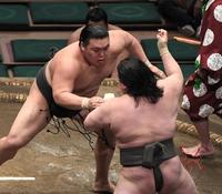 延原を押し出しで破る神崎＝両国国技館（撮影・金田祐二）