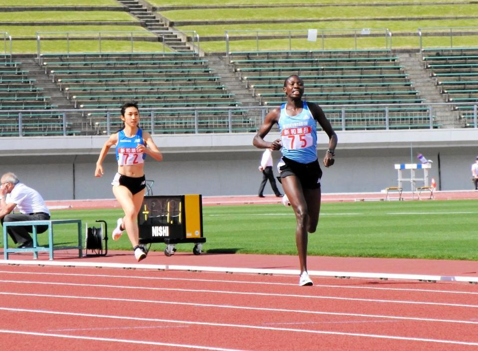 １５００メートルでヘレン・エカラレ（右）を猛追する田中希実＝長良川競技場