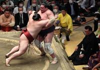 　照ノ富士（右）を寄り切りで破った隆の勝（撮影・棚橋慶太）