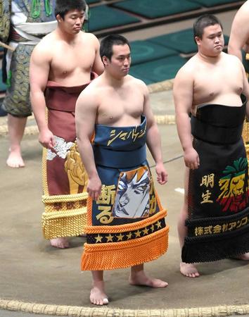 　化粧まわしをつけて土俵に上がる須山（手前）