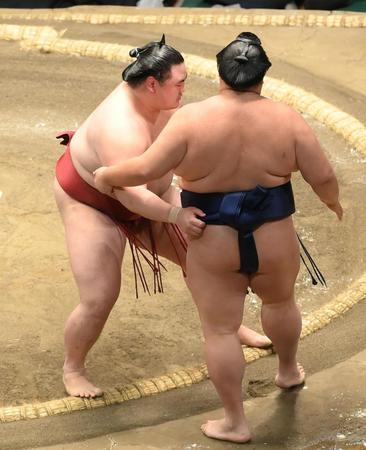 　隆の勝が寄り切りで御嶽海を破る（撮影・堀内翔）