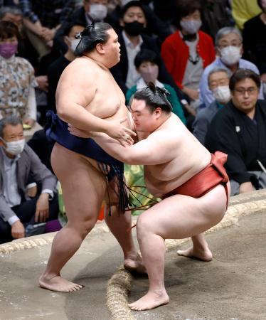 　隆の勝（右）が寄り切りで御嶽海を破る＝両国国技館