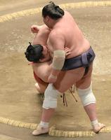 　寄り切りで照ノ富士（右）を破る隆の勝（撮影・堀内翔）